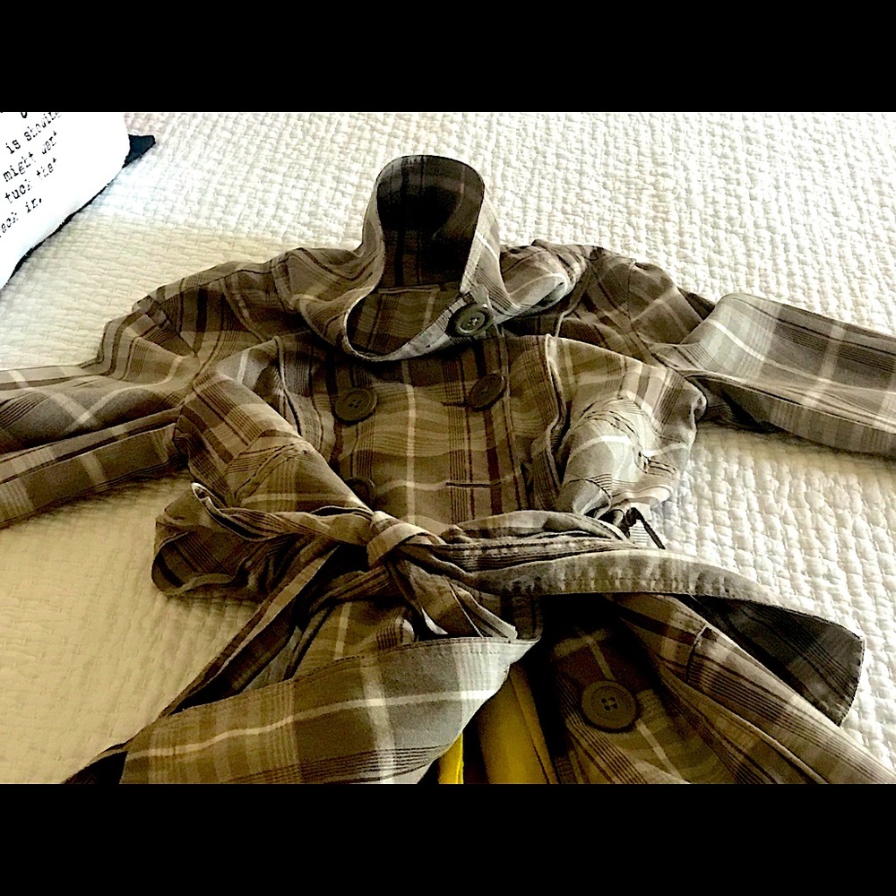 Beautiful plaid light weigh short trench.